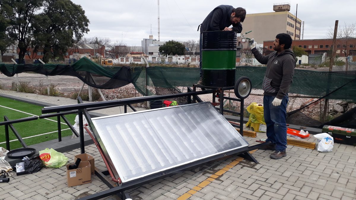 Termotanques solares caseros construidos junto al ITBA en Puente de Fierro