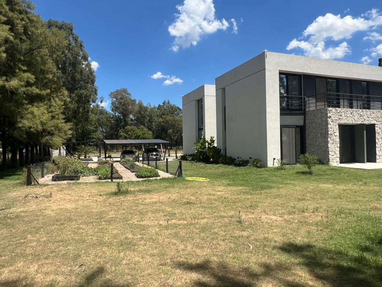 Casa LO, vivienda unifamiliar sustentable en Lobos, Buenos Aires — foto 2 de 12. Proyecto del Arq. Germán Vázquez