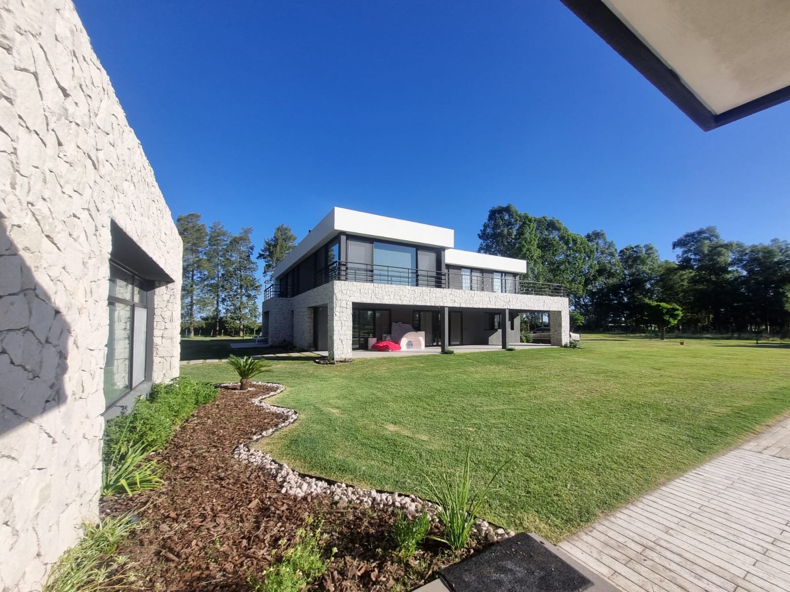 Casa LO, vivienda unifamiliar sustentable en Lobos, Buenos Aires — foto 7 de 12. Proyecto del Arq. Germán Vázquez